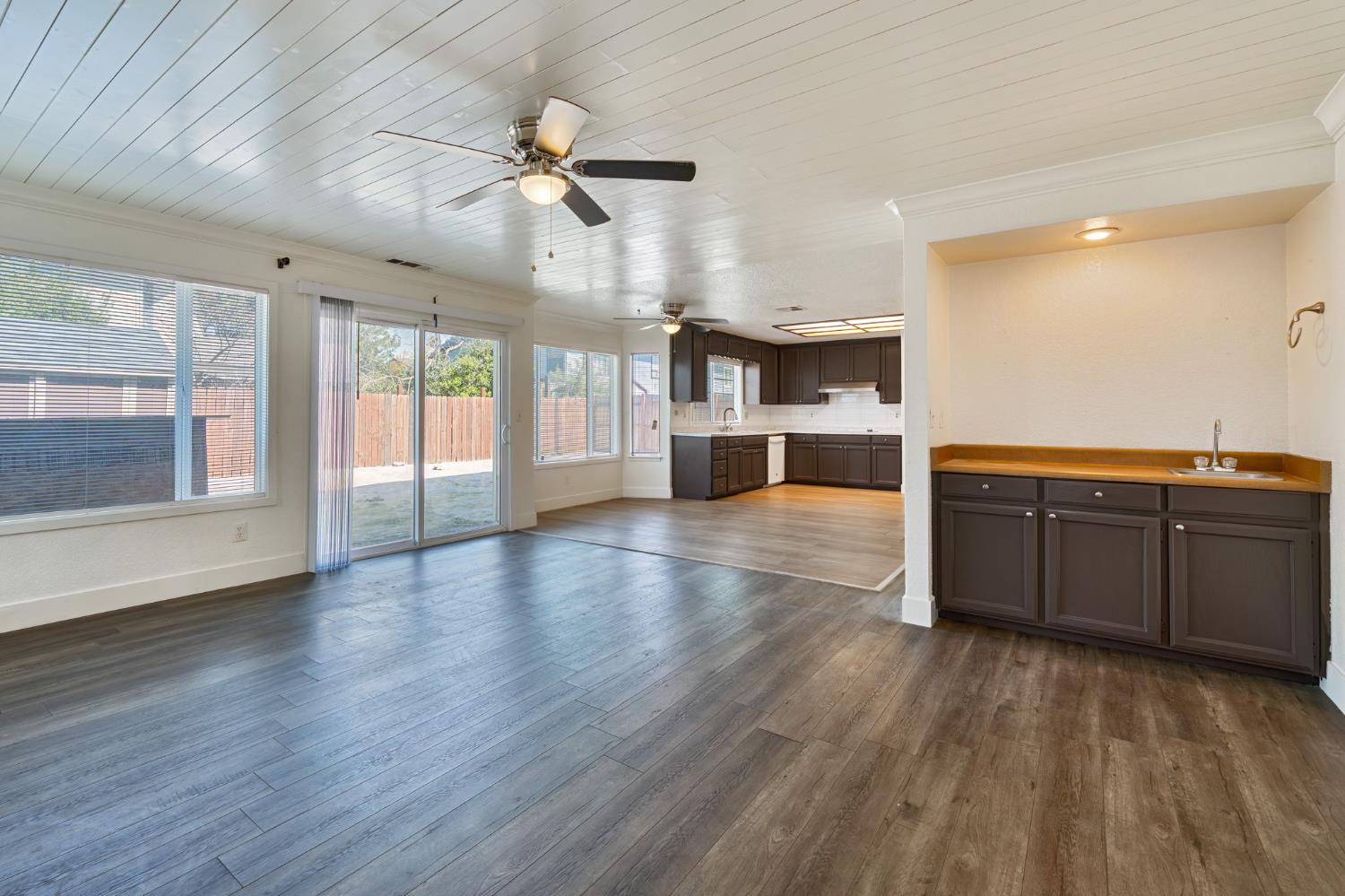 8908 Liscarney Way Sacramento, CA 95828 - Photo 10 of 49