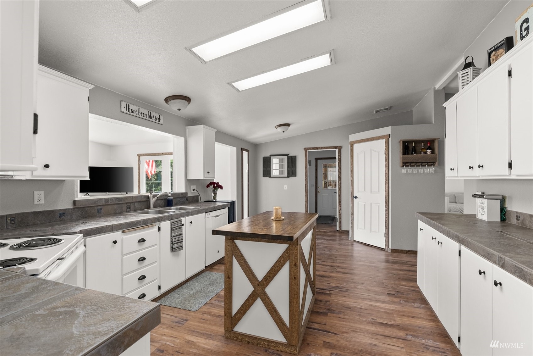 182 Holgate Lane Chehalis, WA 98532 - Photo 11 of 38 a large kitchen with granite countertop lots of counter space and wooden floor