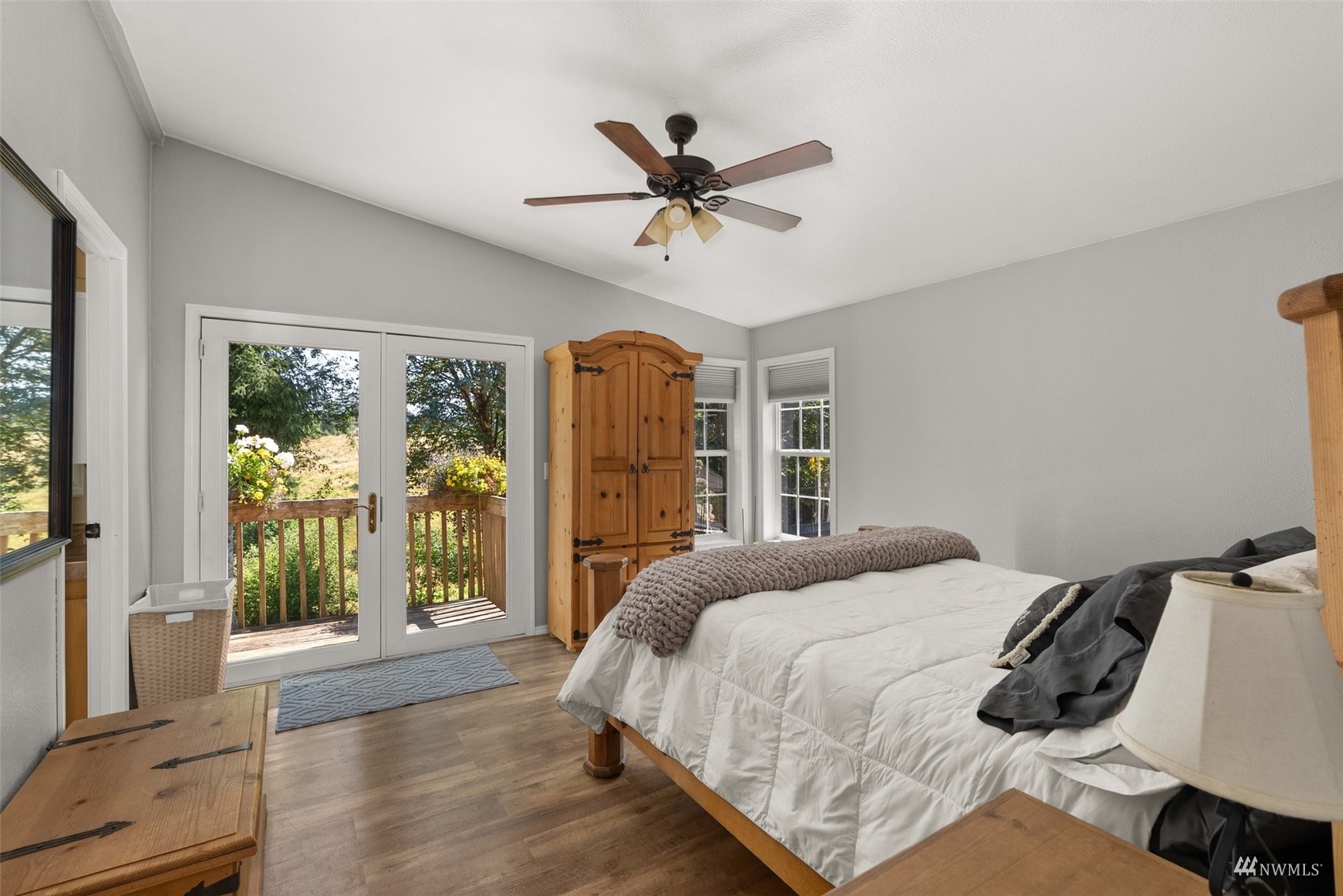 182 Holgate Lane Chehalis, WA 98532 - Photo 17 of 38 a bedroom with a bed and a large window with the outer view