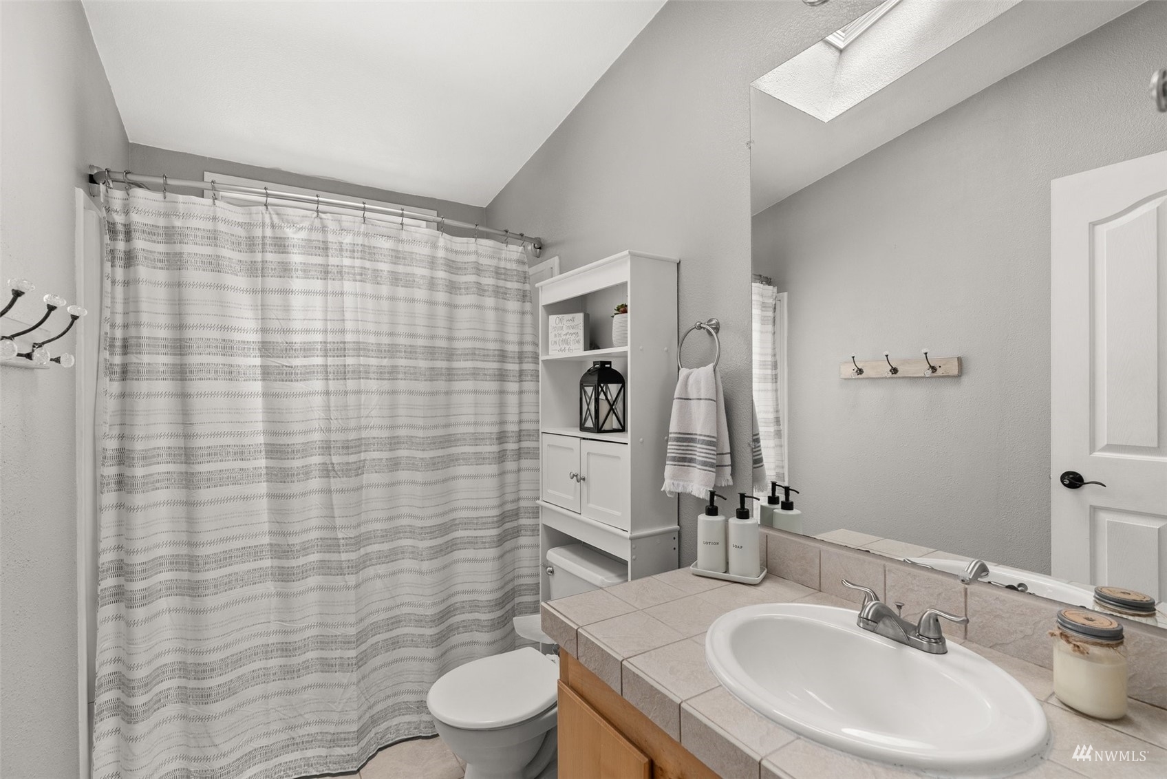 182 Holgate Lane Chehalis, WA 98532 - Photo 22 of 38 a bathroom with a sink a toilet and shower