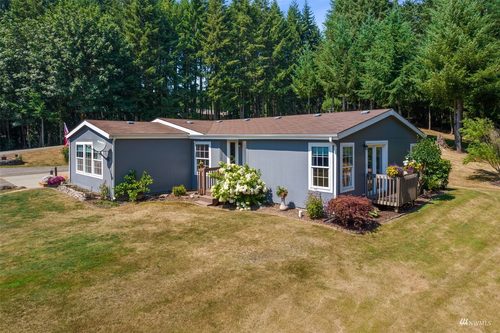 182 Holgate Lane Chehalis, WA 98532 - Photo 3 of 38 a front view of a house with garden