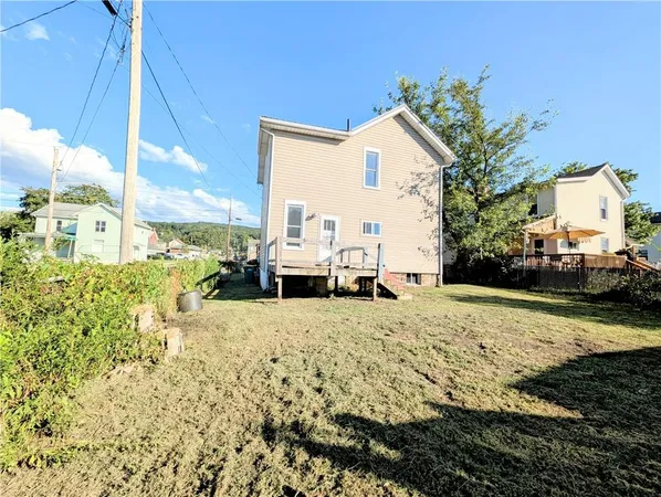 a view of a house with a backyard