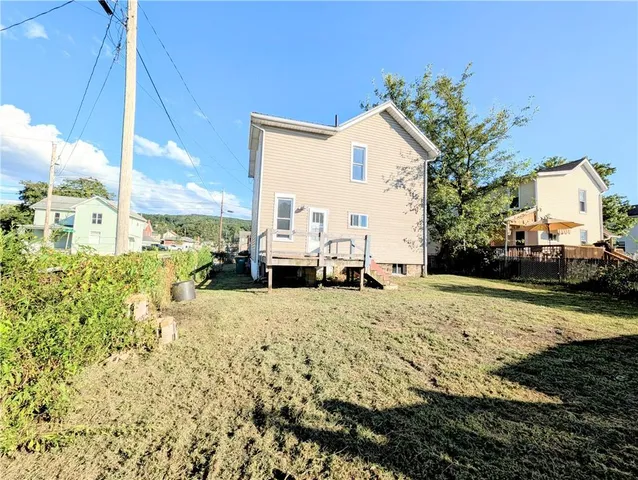 a view of a house with a backyard