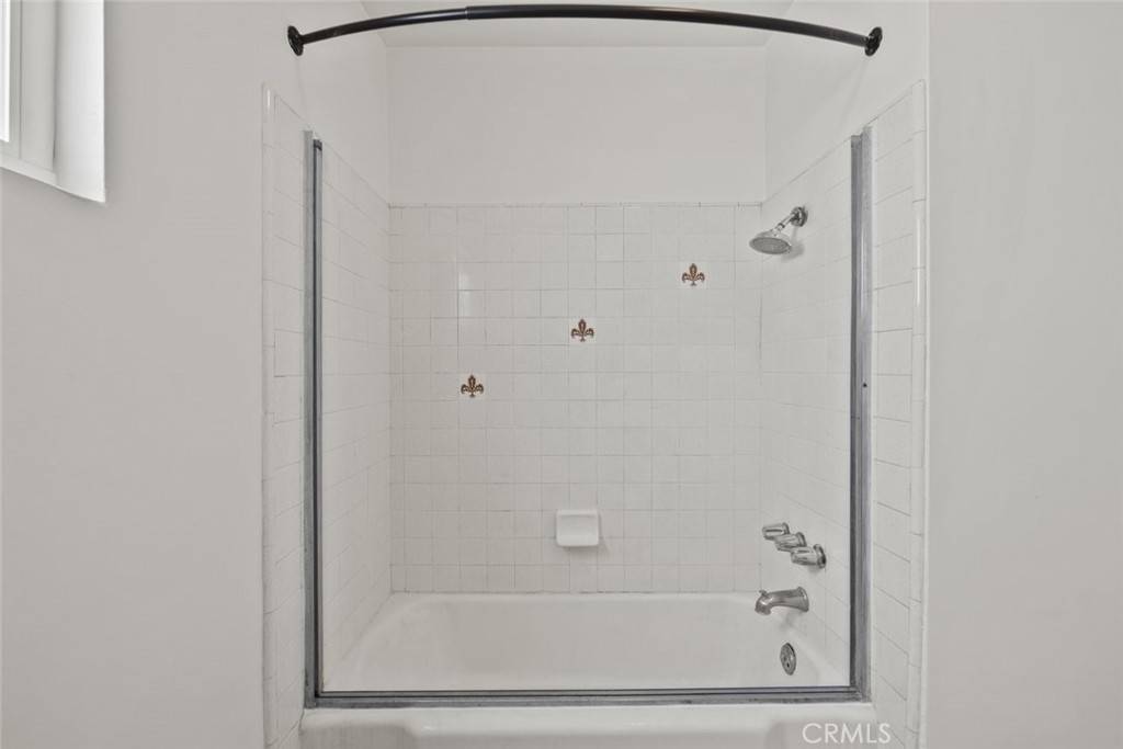 1601 College View Drive, Unit 12 Monterey Park, CA 91754 - Photo 23 of 27 a bathroom with a bathtub