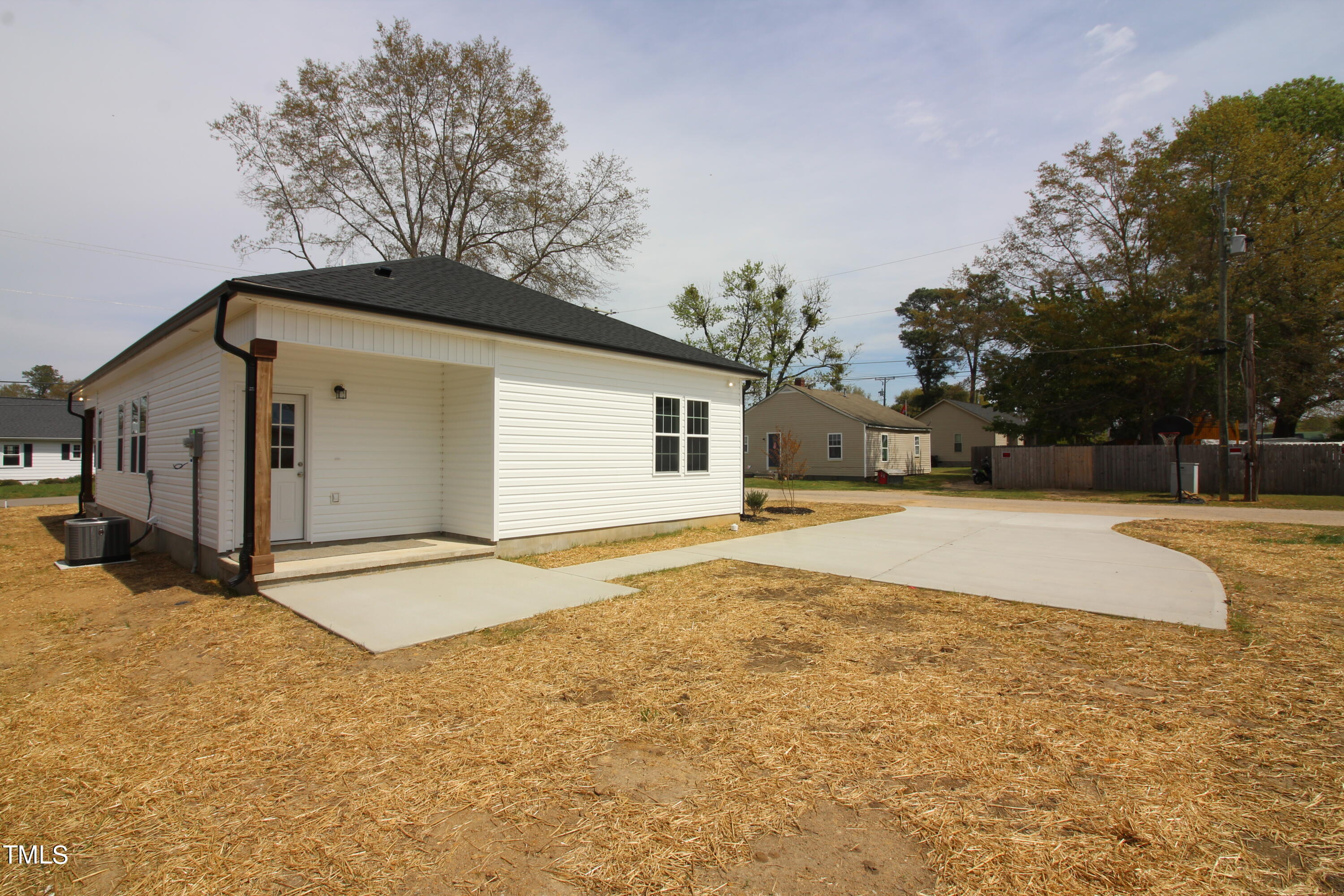 172 East Jackson Street Coats, NC 27521 - Photo 6 of 22 IMG_6294