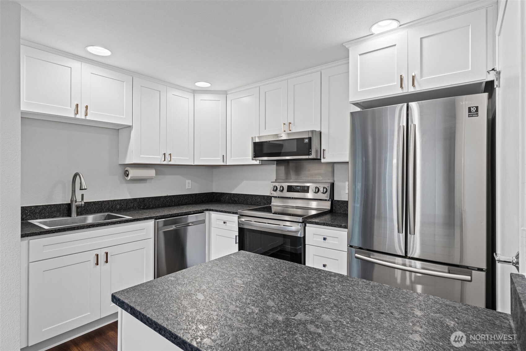 2321 Southeast 8th Drive Renton, WA 98057 - Photo 9 of 31