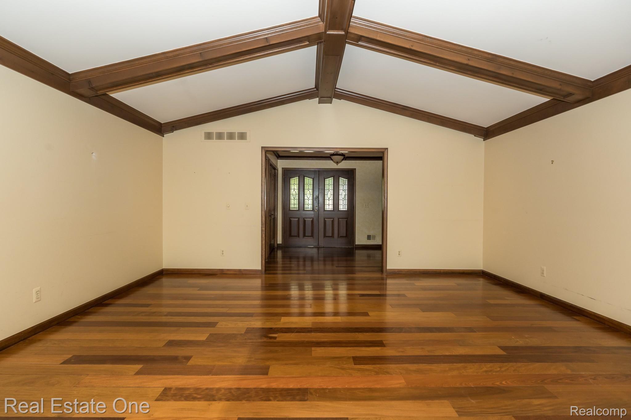 630 Baker Street Rochester, MI 48307 - Photo 26 of 33 Great room