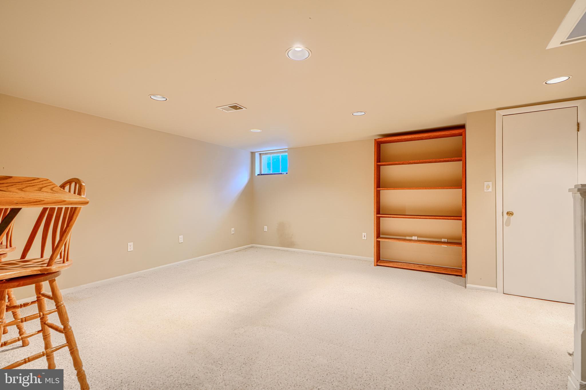 372 Old Trail Baltimore, MD 21212 - Photo 33 of 46 an empty room with furniture and a window