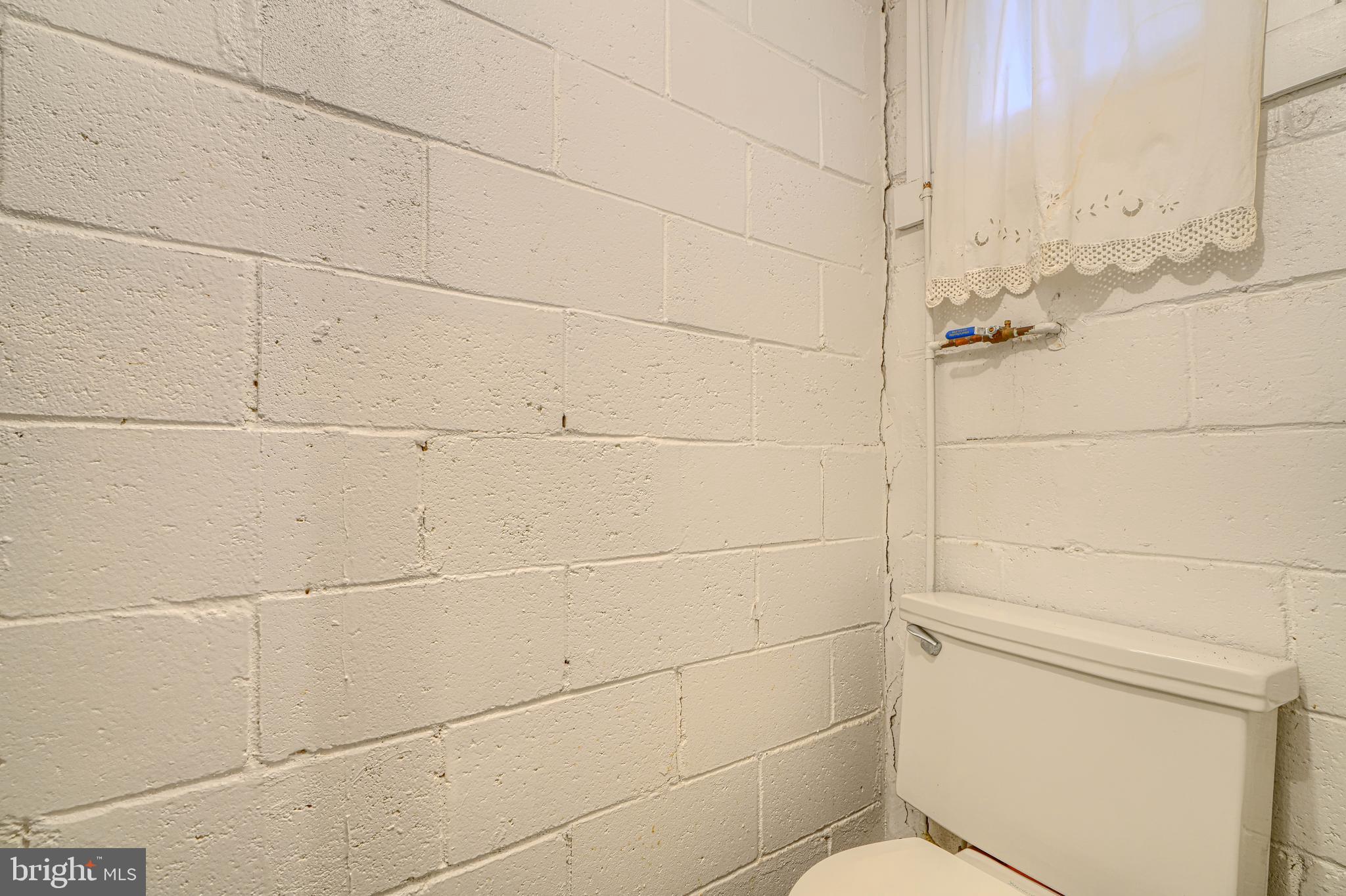 372 Old Trail Baltimore, MD 21212 - Photo 39 of 46 a bathroom with a toilet