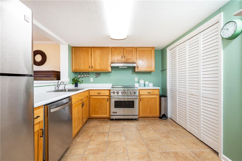 7750 Roswell Road, Unit 9G Sandy Springs, GA 30350 - Photo 5 of 18 a kitchen with a stove and a sink