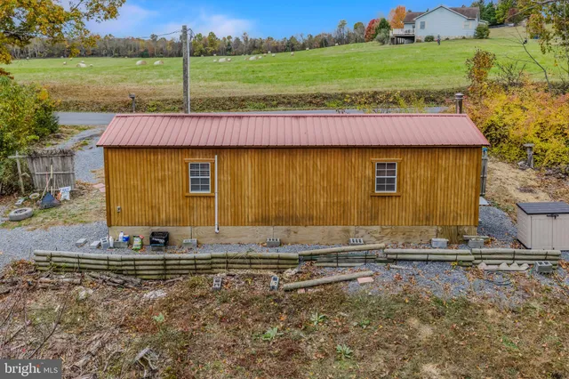 a view of a house with backyard and garden