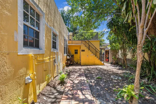 a view of a house with backyard