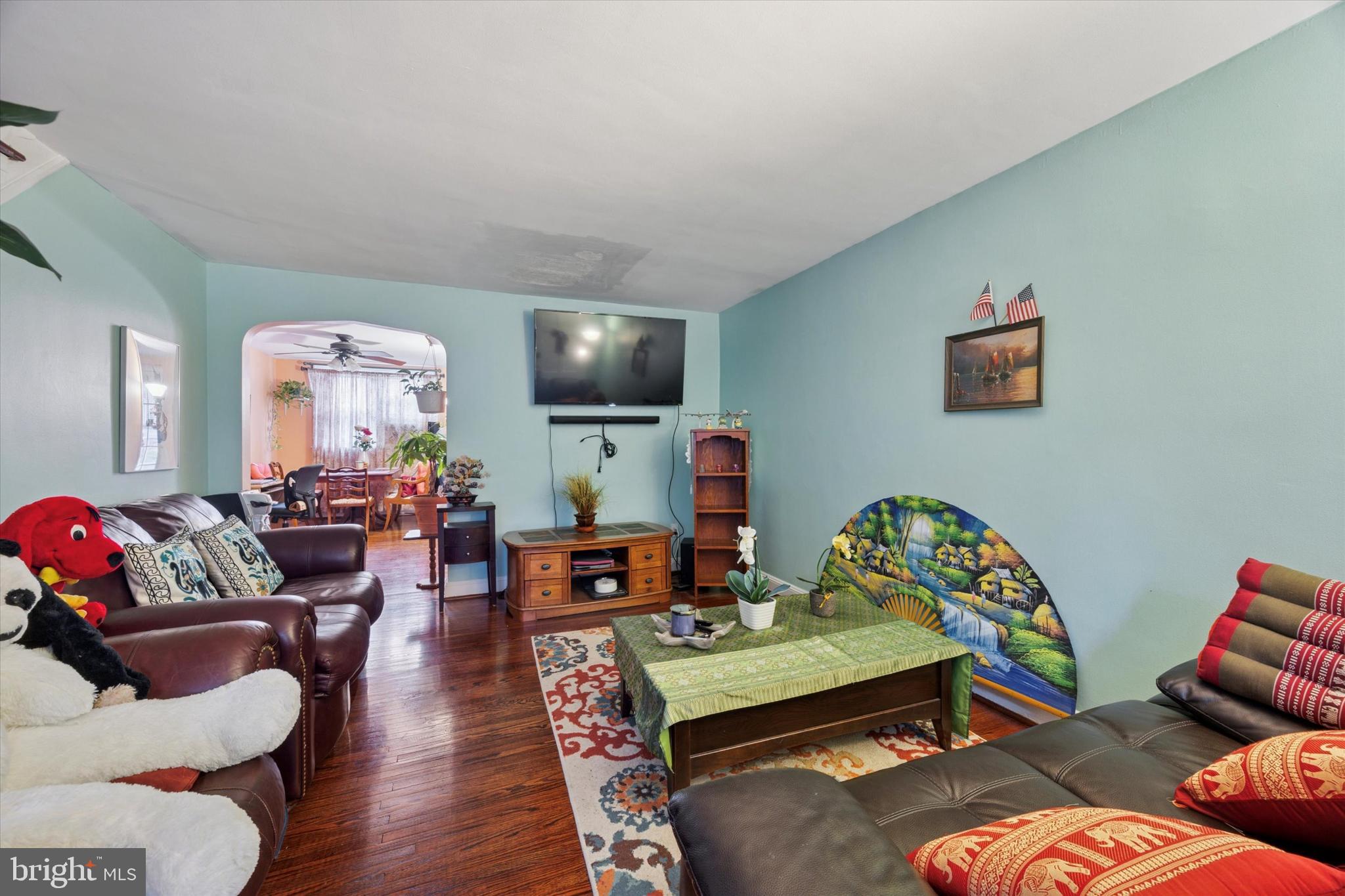 7326 Brookhaven Road Philadelphia, PA 19151 - Photo 3 of 16 Living Room