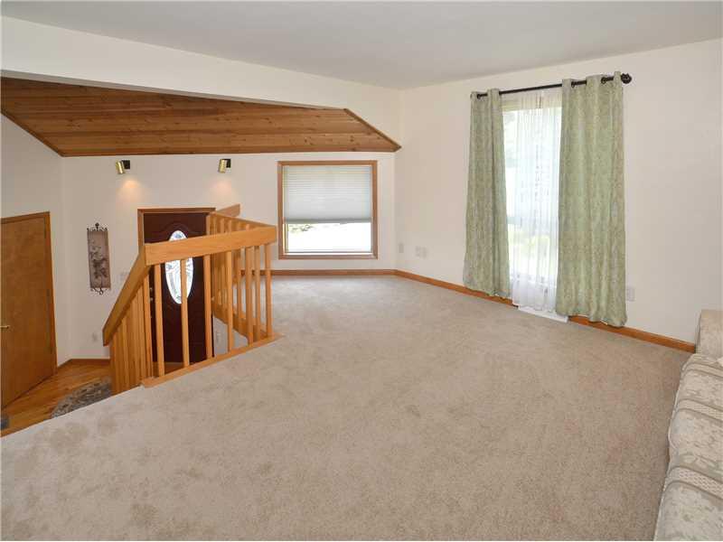 26 Renaissance Drive Irwin, PA 15642 - Photo 11 of 25 Living Room.
