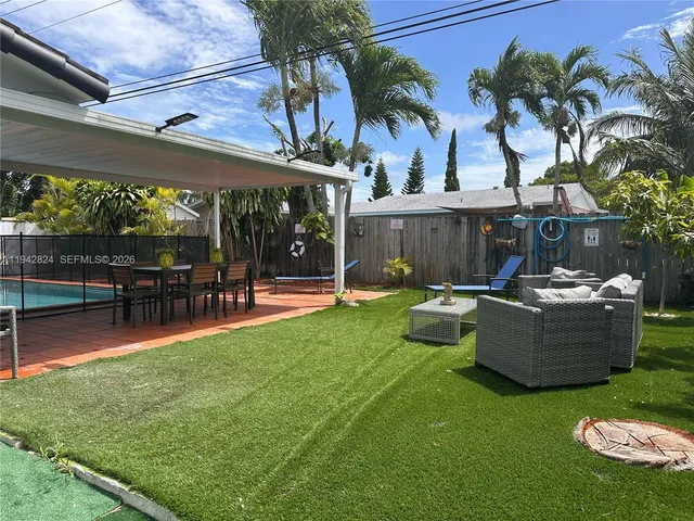 a view of a backyard