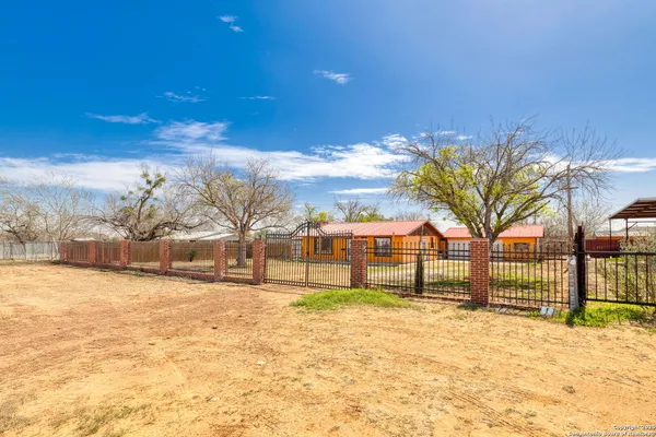 a view of a yard with a house