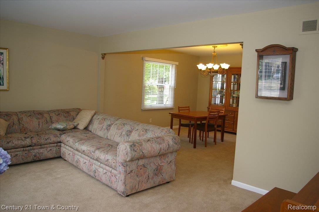 36973 Fox Run Farmington, MI 48331 - Photo 3 of 25 Living Room/Dining Room