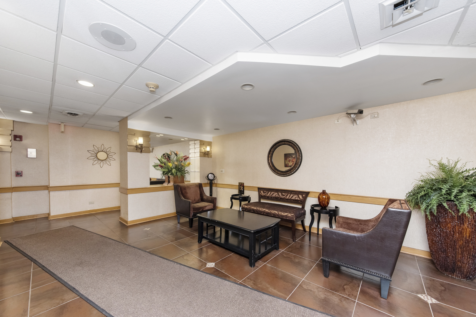 1-s150 Spring Road, Unit 2E Oak Brook, IL 60181 - Photo 19 of 22 a living room with furniture and a clock