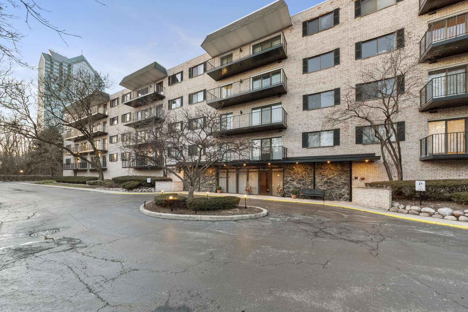 1-s150 Spring Road, Unit 2E Oak Brook, IL 60181 - Photo 22 of 22 a row of building with view of street