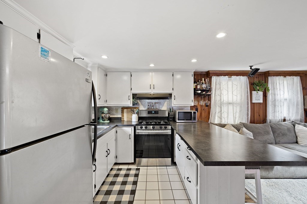 8 Beach Road Pembroke, MA 02359 - Photo 4 of 33 Gallery Image 4