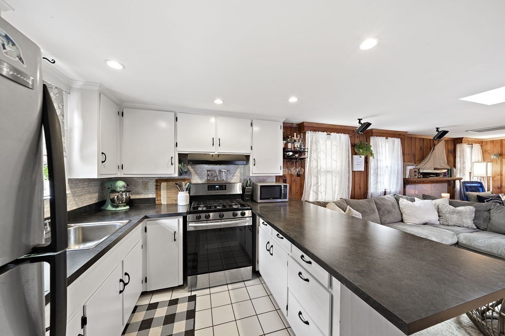 8 Beach Road Pembroke, MA 02359 - Photo 5 of 33 Gallery Image 5