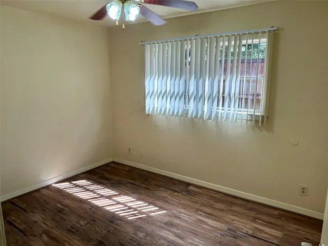 a view of empty room with window