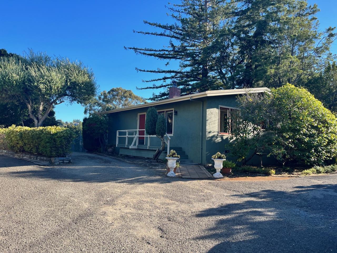 a view of a house with backyard and trees
