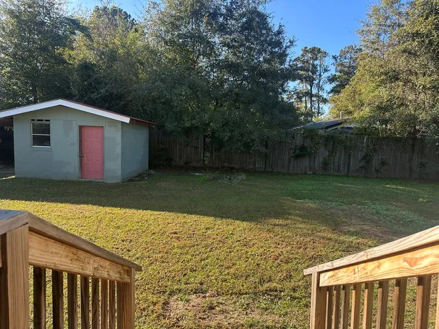 a view of a backyard