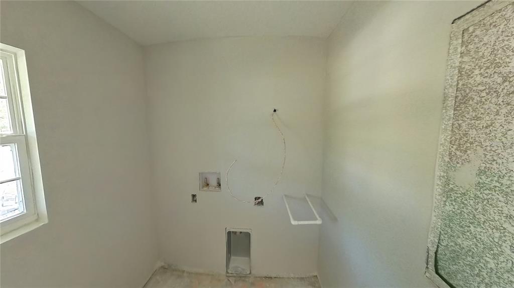 3292 East Porter Street Inverness, FL 34453 - Photo 15 of 34 a bathroom with a window