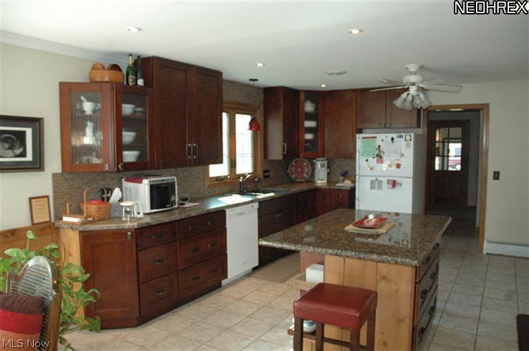 7541 Fairmount Road Novelty, OH 44072 - Photo 3 of 14 Center island countertop with seating
