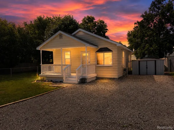 $119,900 | 2112 East Scottwood Avenue, Burton, MI 48529
