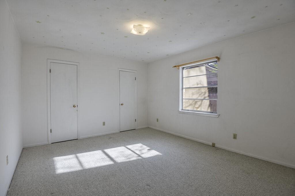 807 North Bowen Road Arlington, TX 76012 - Photo 21 of 25 an empty room with windows