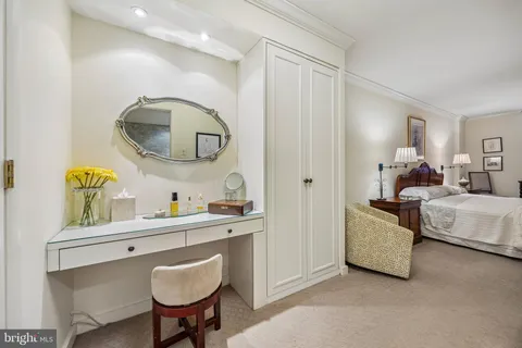a en suite bathroom with a double vanity sink and a mirror