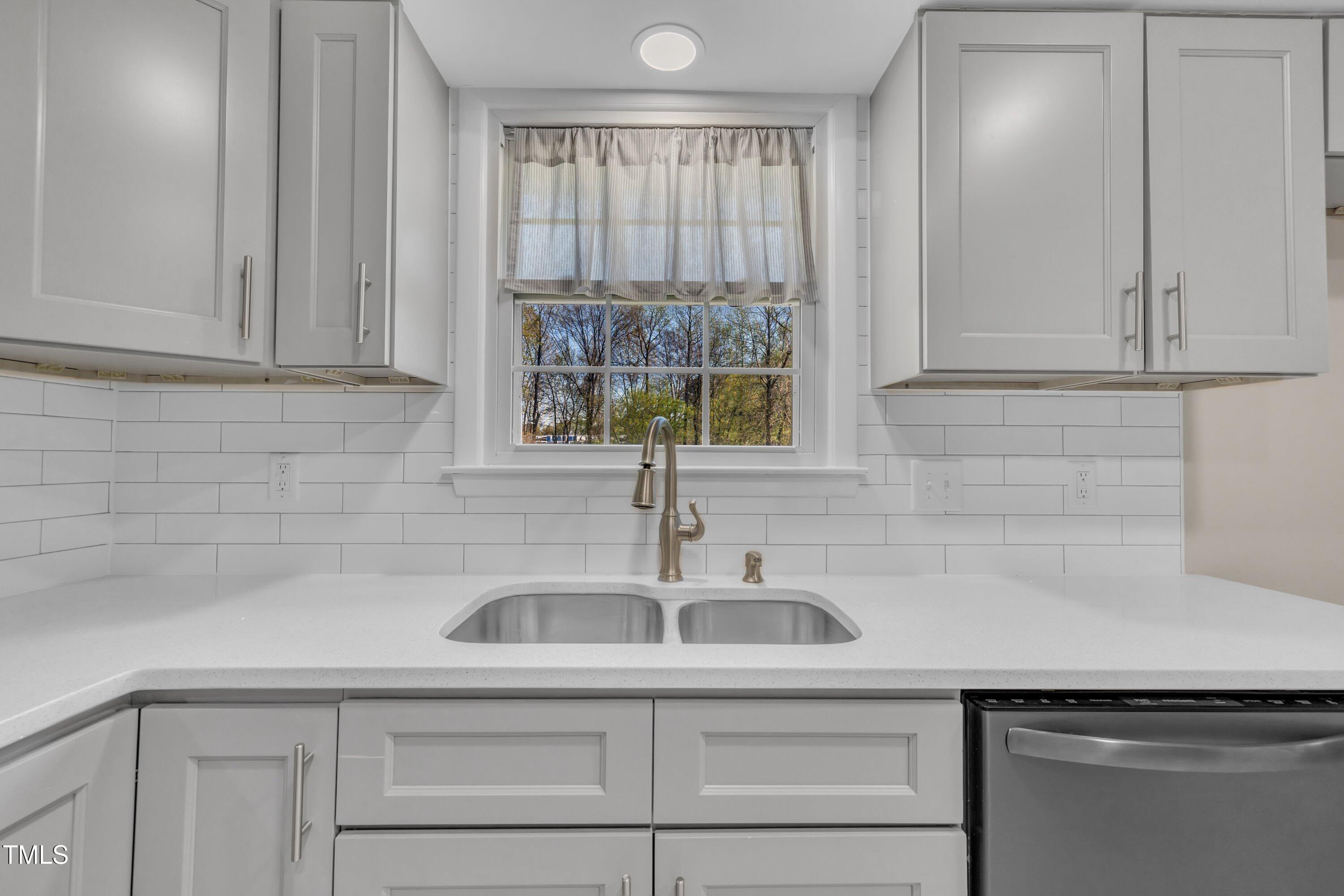 215 Longview Drive Smithfield, NC 27577 - Photo 17 of 45 Kitchen