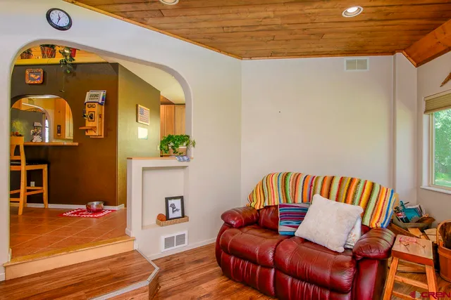 a view of livingroom with furniture