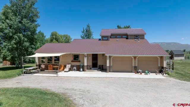 a view of a house with a yard