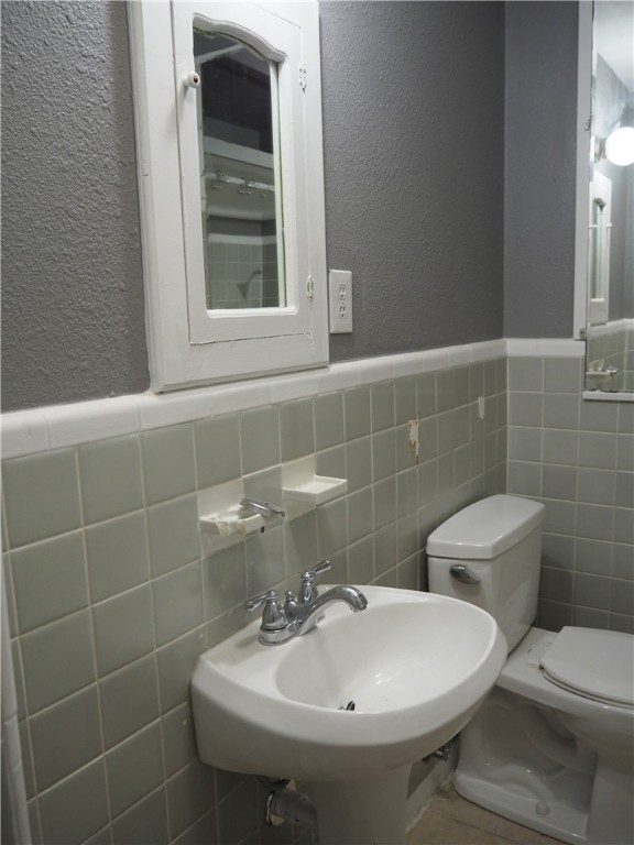 1010 Deforrest Street Corpus Christi, TX 78404 - Photo 10 of 22 a bathroom with a toilet sink and mirror