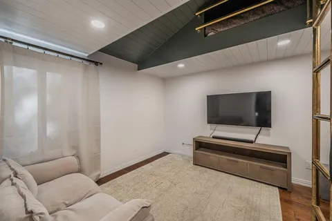 a livingroom with furniture and a ceiling fan