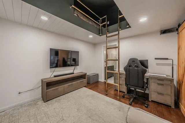 a livingroom with furniture and a ceiling fan