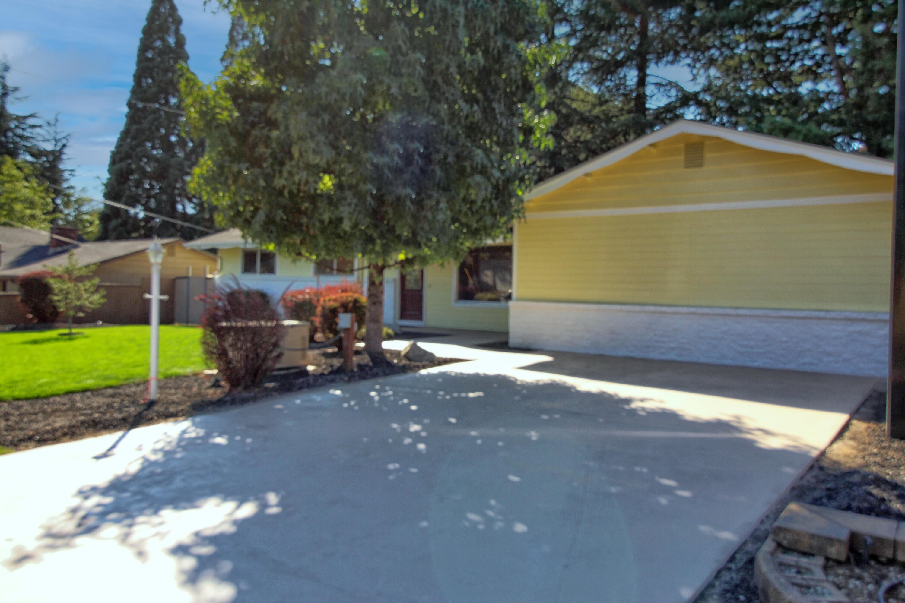 1912 Crestbrook Road Medford, OR 97504 - Photo 5 of 36 CrestwoodUpdatedFront