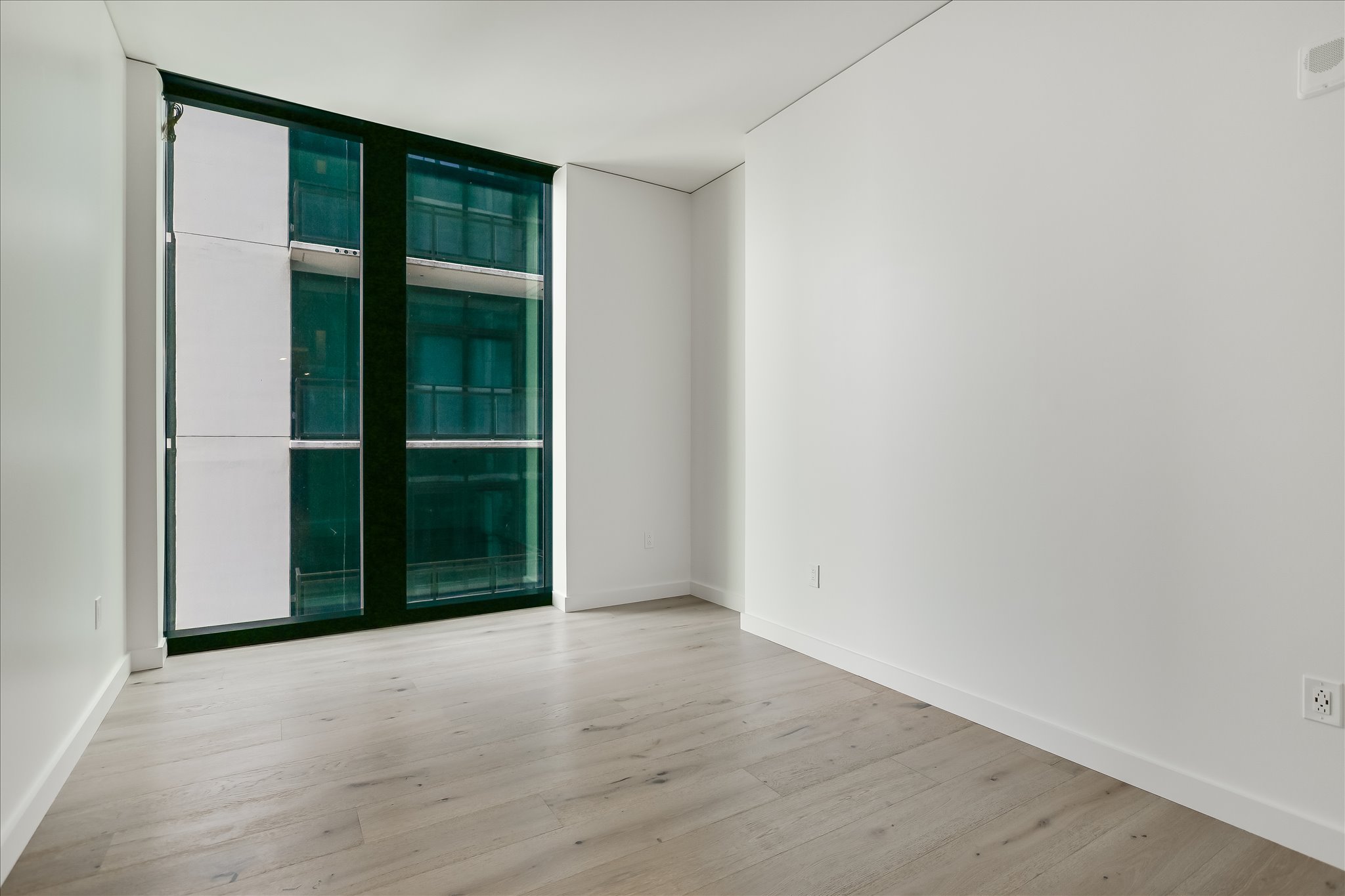610 Davis Street, Unit 2705 Austin, TX 78701 - Photo 13 of 33 an empty room with window
