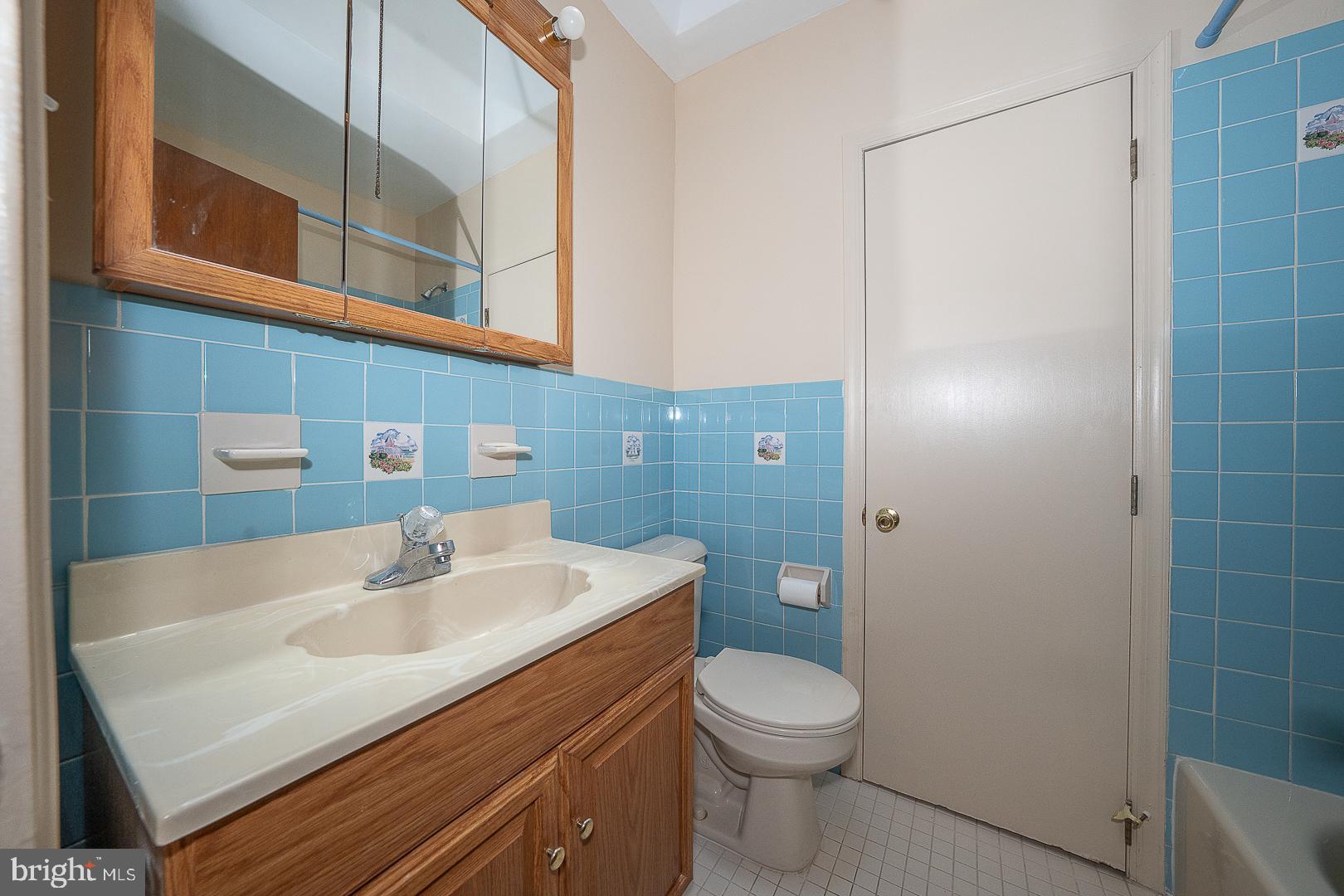 628 Gerhard Street Philadelphia, PA 19128 - Photo 17 of 30 2nd Floor Hall Bathroom