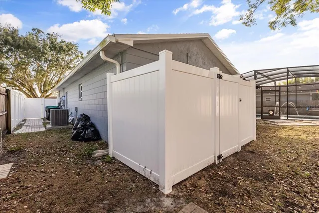 a view of a house with backyard