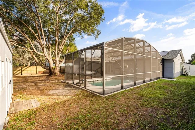 a view of a backyard