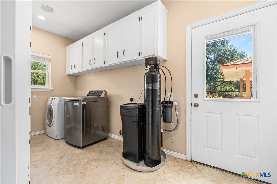 340 Sedro Trail Georgetown, TX 78633 - Photo 29 of 39 Laundry room