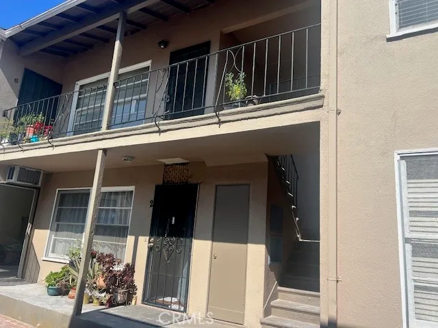 $1,799 | 5223 Auckland Avenue, Unit 5, North Hollywood, CA 91601