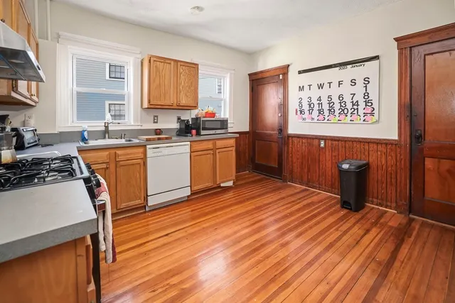 $3,200 | 822 Centre Street, Unit 3, Boston, MA 02130