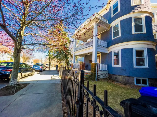 $3,200 | 822 Centre Street, Unit 3, Boston, MA 02130