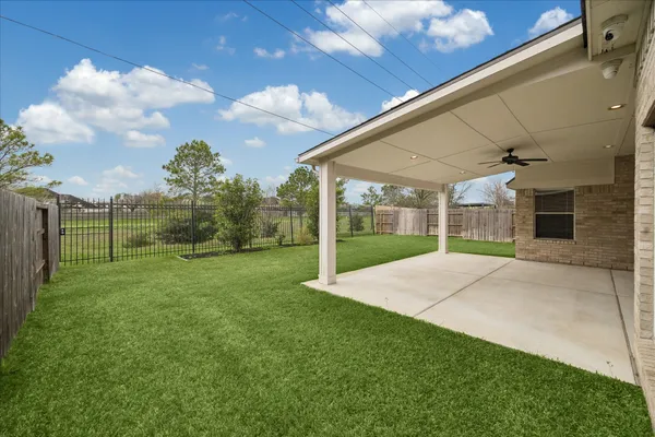 a view of a house with backyard and garden