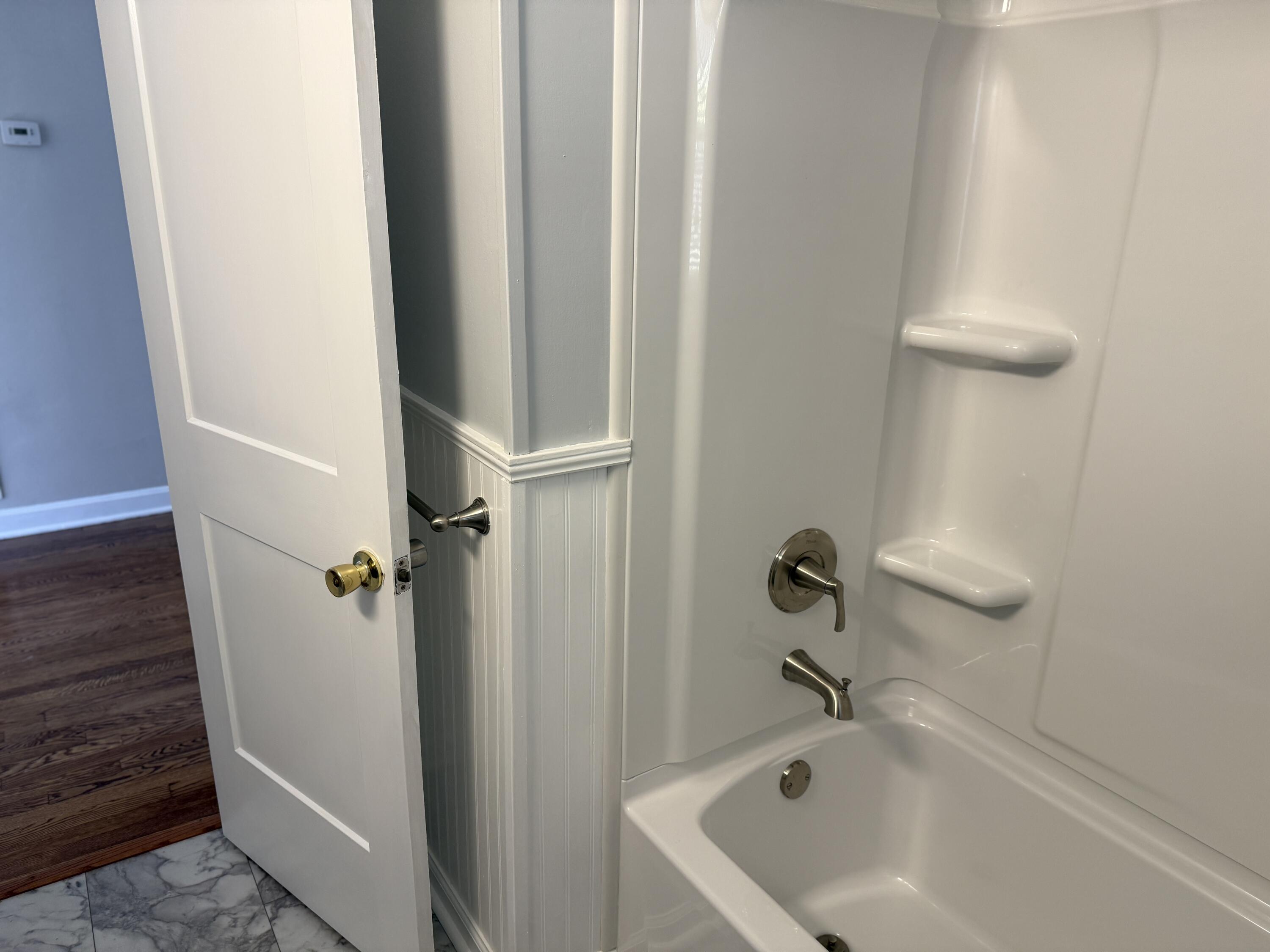 222 Ross Street Salem, VA 24153 - Photo 8 of 20 a bathroom with a tub